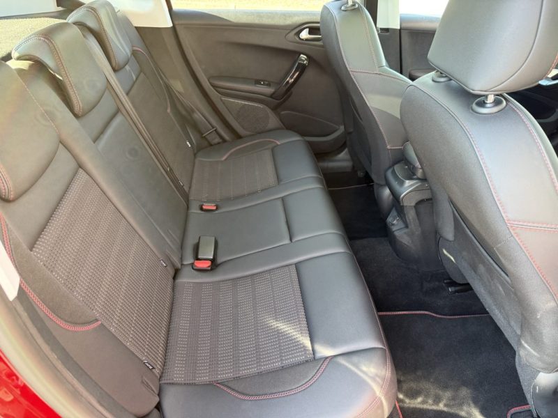 PEUGEOT 2008 1.5 BlueHDI 100 GT Line APPLE CARPLAY / CAMERA / TOIT PANO