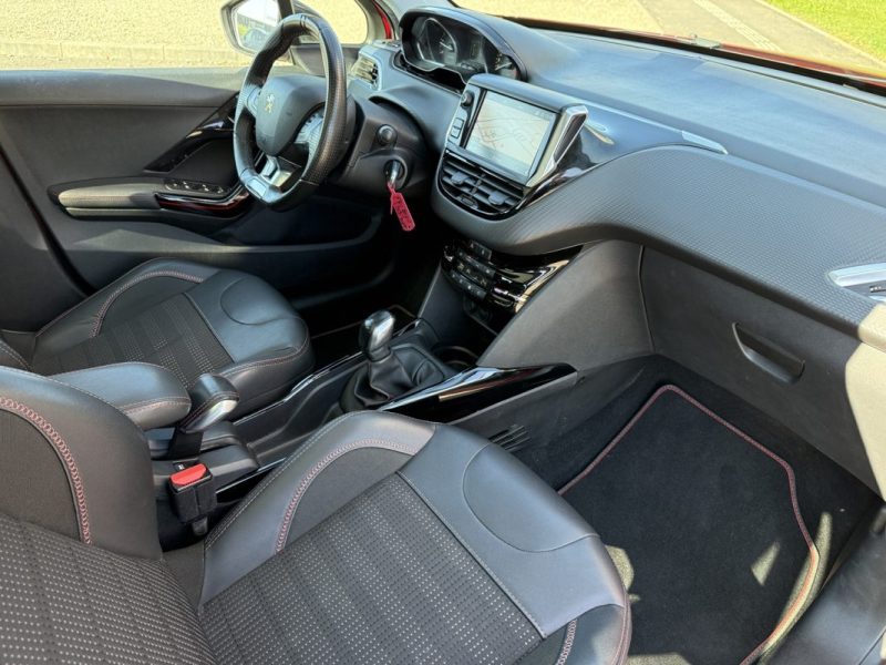 PEUGEOT 2008 1.5 BlueHDI 100 GT Line APPLE CARPLAY / CAMERA / TOIT PANO