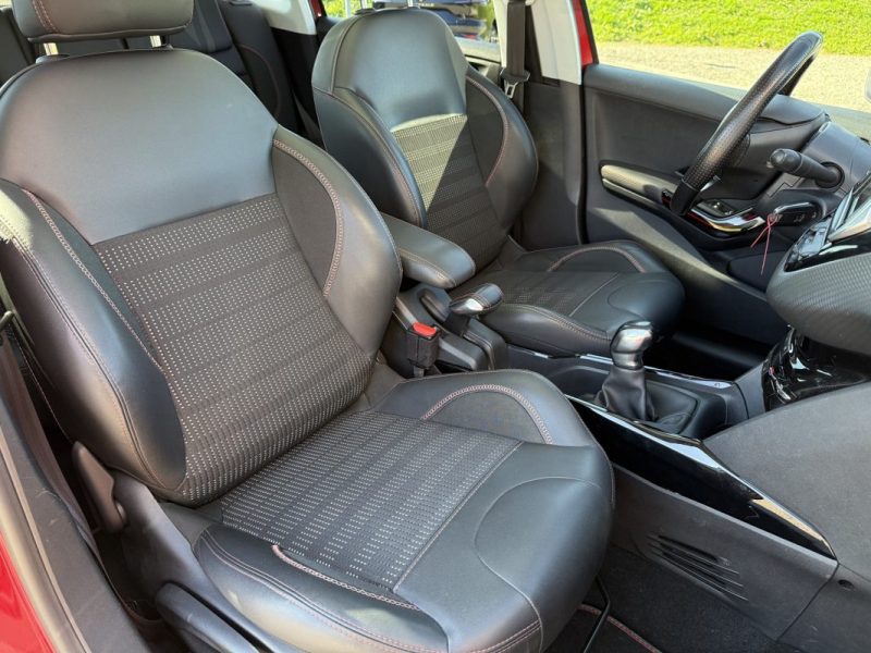 PEUGEOT 2008 1.5 BlueHDI 100 GT Line APPLE CARPLAY / CAMERA / TOIT PANO