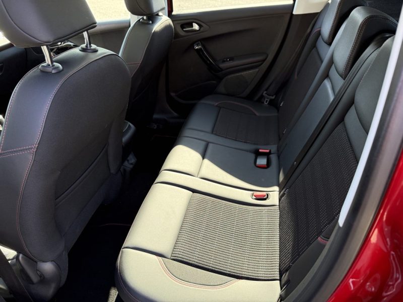 PEUGEOT 2008 1.5 BlueHDI 100 GT Line APPLE CARPLAY / CAMERA / TOIT PANO