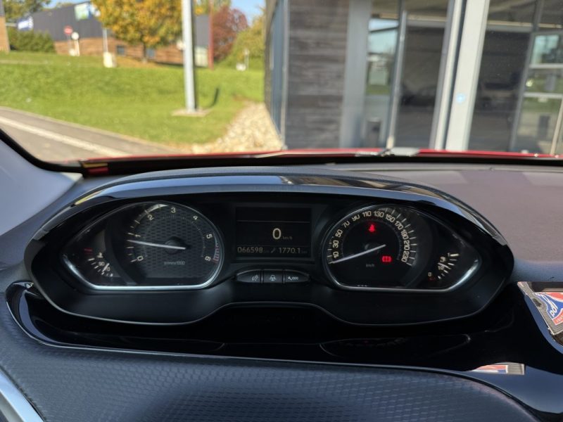 PEUGEOT 2008 1.5 BlueHDI 100 GT Line APPLE CARPLAY / CAMERA / TOIT PANO