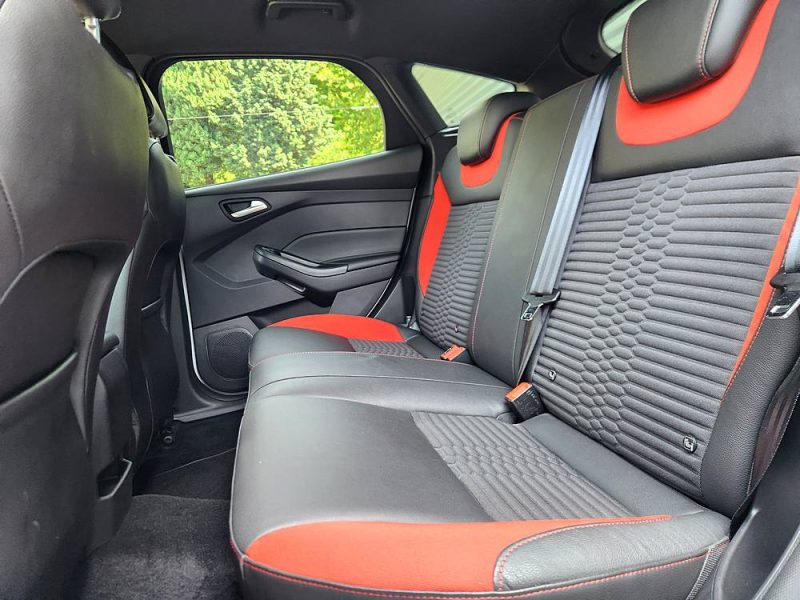 FORD FOCUS 2.0 250 ST*1°Main*RECARO*GPS*XENON*