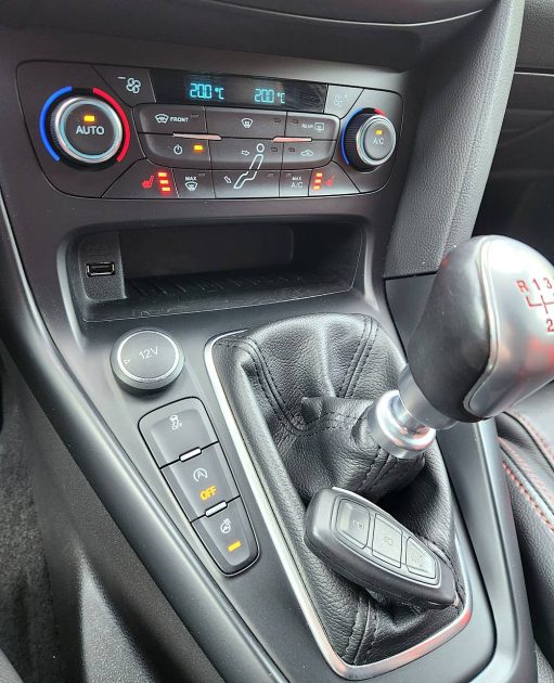 FORD FOCUS 2.0 250 ST*1°Main*RECARO*GPS*XENON*