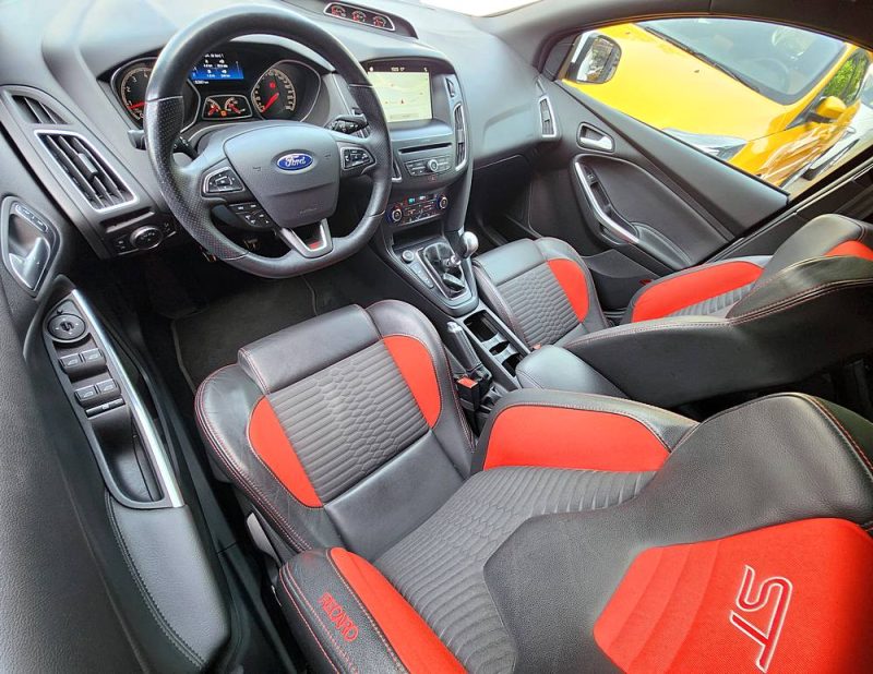 FORD FOCUS 2.0 250 ST*1°Main*RECARO*GPS*XENON*