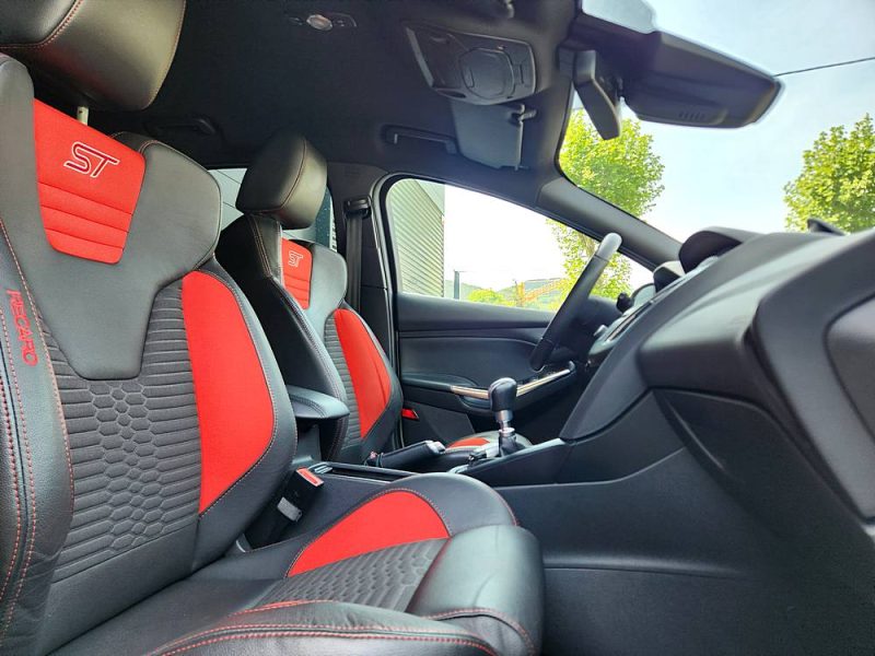 FORD FOCUS 2.0 250 ST*1°Main*RECARO*GPS*XENON*