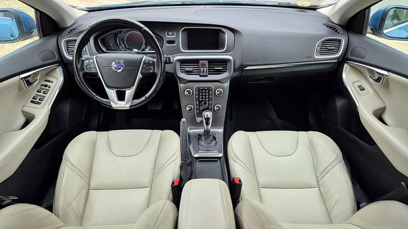 VOLVO V40 2016