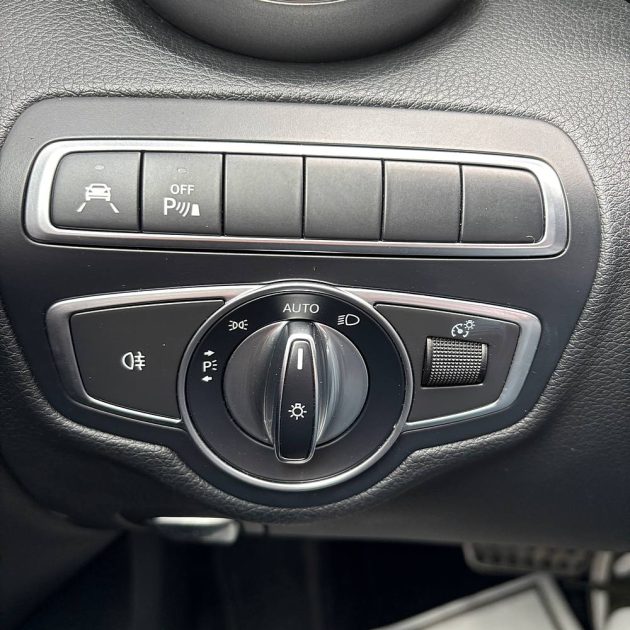 MERCEDES CLASSE C 220 CDI AMG LINE - Sieges chauffants ventilés - Camera - Alcantara- Grand Ecran e