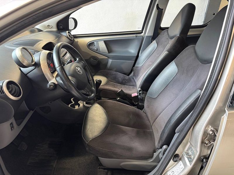 TOYOTA  AYGO 1.0 (75 700 kms) 1° Main 