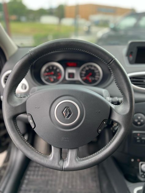 RENAULT  CLIO 3 1.2 LEV 75CV TOMTOM / Distribution Neuve / CT OK / Révisée 