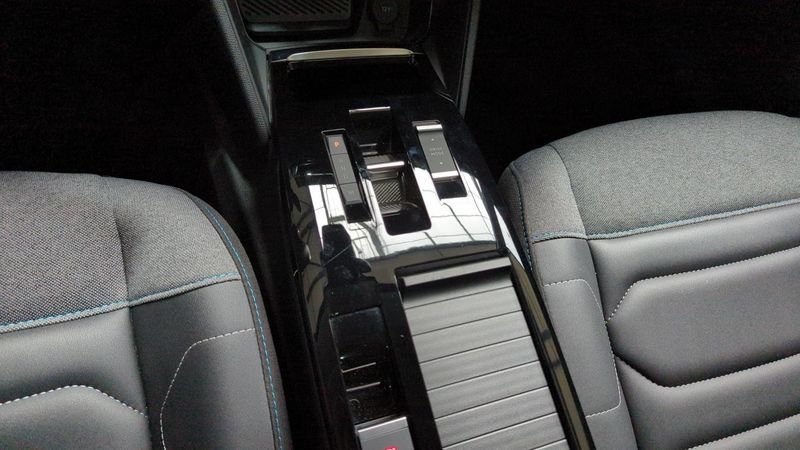 Citroën C4 Puretech 130 eat8 max + camera 360 + toit pano