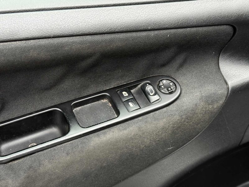 PEUGEOT 207+ 1.4 HDi 70 ch FAP Blue Lion - Clim / Régulateur / Limiteur / Révisée & Garantie 6 Mois.