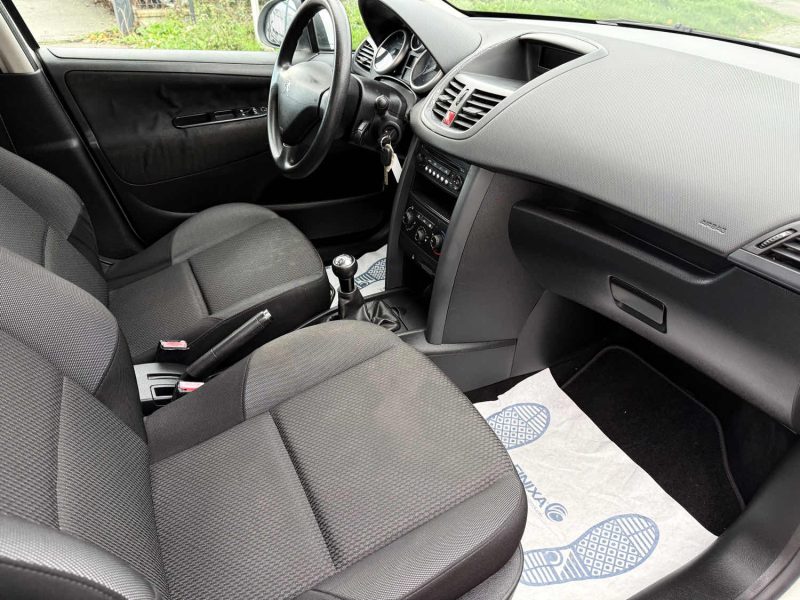 PEUGEOT 207+ 1.4 HDi 70 ch FAP Blue Lion - Clim / Régulateur / Limiteur / Révisée & Garantie 6 Mois.