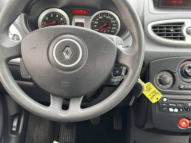 RENAULT CLIO III 1.2 16V 75CV EXPRESSION CLIM - *** REMISE - A PRIX COUTANT !! ***