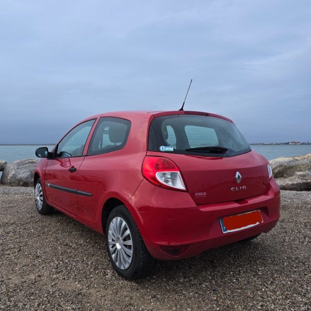 RENAULT CLIO *ETAT NICKEL*