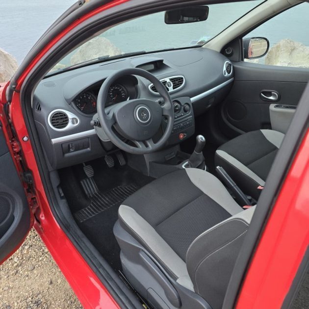 RENAULT CLIO *ETAT NICKEL*