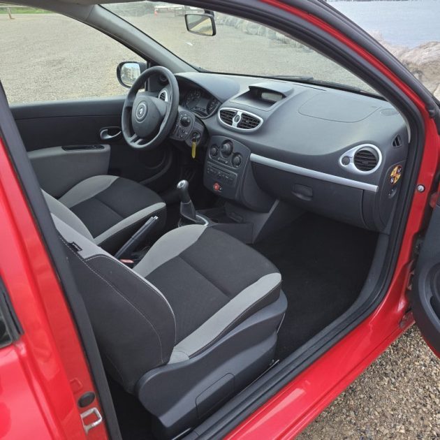 RENAULT CLIO *ETAT NICKEL*