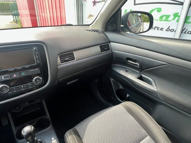 MITSUBISHI OUTLANDER 2016