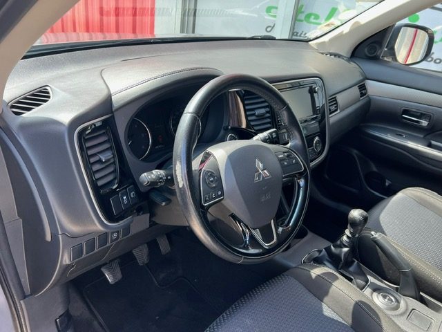 MITSUBISHI OUTLANDER 2016