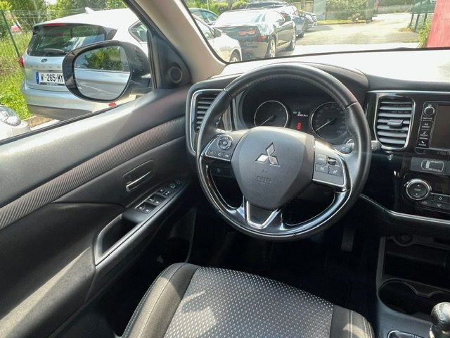 MITSUBISHI OUTLANDER 2016