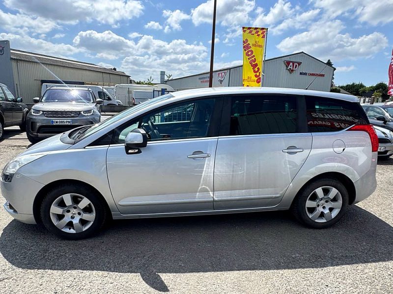 PEUGEOT 5008 1.6 HDI 110 BOITE AUTO
