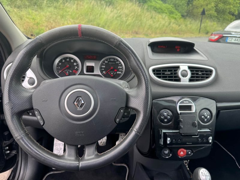 MAGNIFIQUE RENAULT CLIO III RS