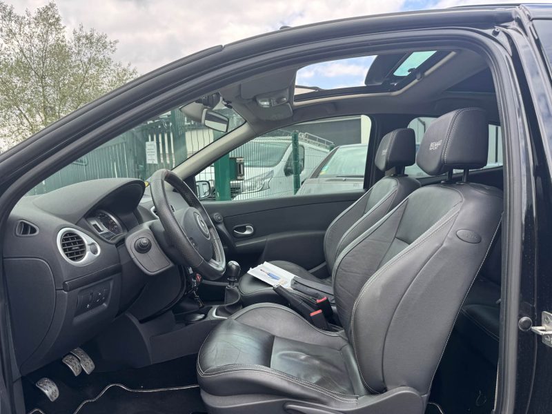 MAGNIFIQUE RENAULT CLIO III RS