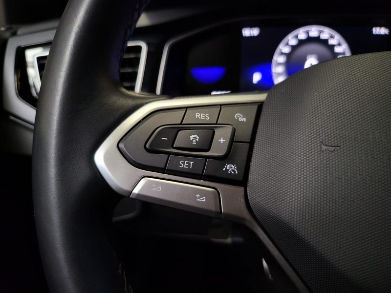 VOLKSWAGEN POLO 1.0 TSI 95CV DSG 7 R-LINE / IQ LIGHT + CAMERA + REGULATEUR ADAPTATIF /