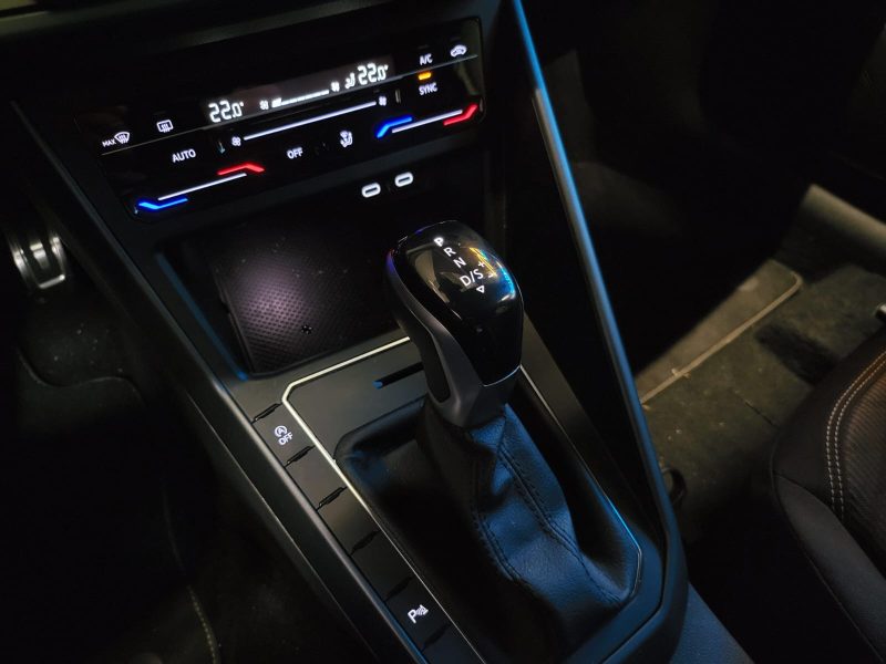 VOLKSWAGEN POLO 1.0 TSI 95CV DSG 7 R-LINE / IQ LIGHT + CAMERA + REGULATEUR ADAPTATIF /