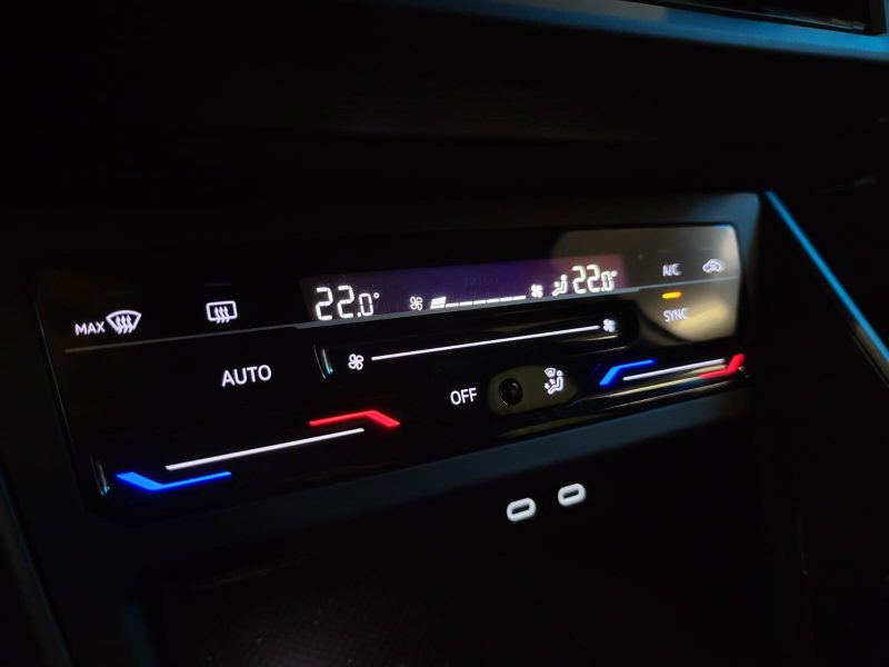 VOLKSWAGEN POLO 1.0 TSI 95CV DSG 7 R-LINE / IQ LIGHT + CAMERA + REGULATEUR ADAPTATIF /