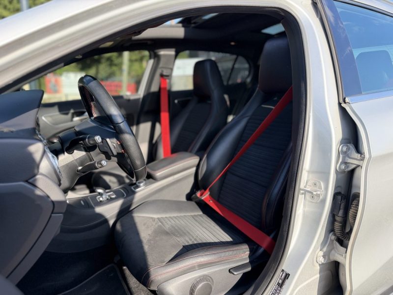 GLA 45 AMG 4-MATIC SpeedShift Toit Ouvrant / Ceinture Rouge / Paiement 4X ou 10X Possible