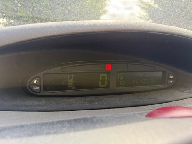 LOT MARCHAND  207 / TWINGO  2001