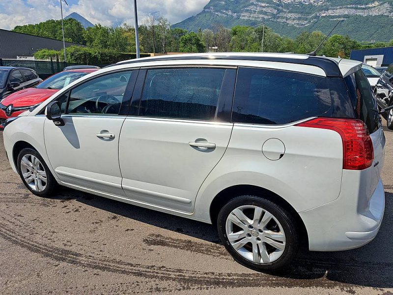 PEUGEOT 5008 1.6 BLUE HDI 120 CV ALLURE 7 PLACES Toit Panoramique ENTRETIEN PEUGEOT
