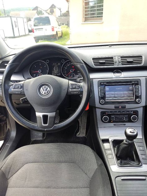 VOLKSWAGEN PASSAT 2011