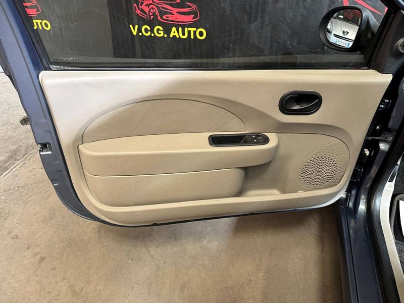 RENAULT TWINGO 1.2i 75 Authentique 