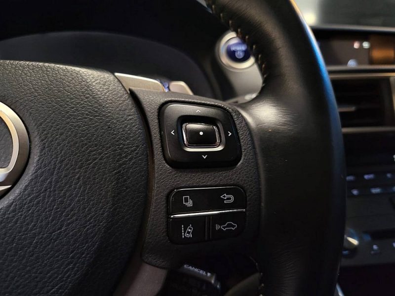 LEXUX IS 300H 223cv PACK BUSINESS / SUIVI LEXUS / SIEGES CHAUFFANTS / CAMERA DE RECUL