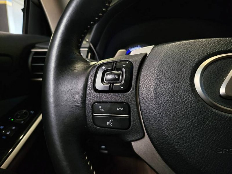 LEXUX IS 300H 223cv PACK BUSINESS / SUIVI LEXUS / SIEGES CHAUFFANTS / CAMERA DE RECUL