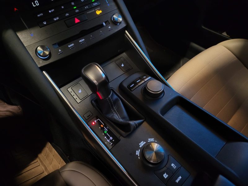 LEXUX IS 300H 223cv PACK BUSINESS / SUIVI LEXUS / SIEGES CHAUFFANTS / CAMERA DE RECUL