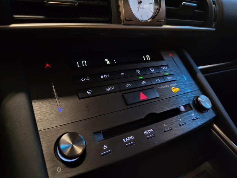 LEXUX IS 300H 223cv PACK BUSINESS / SUIVI LEXUS / SIEGES CHAUFFANTS / CAMERA DE RECUL