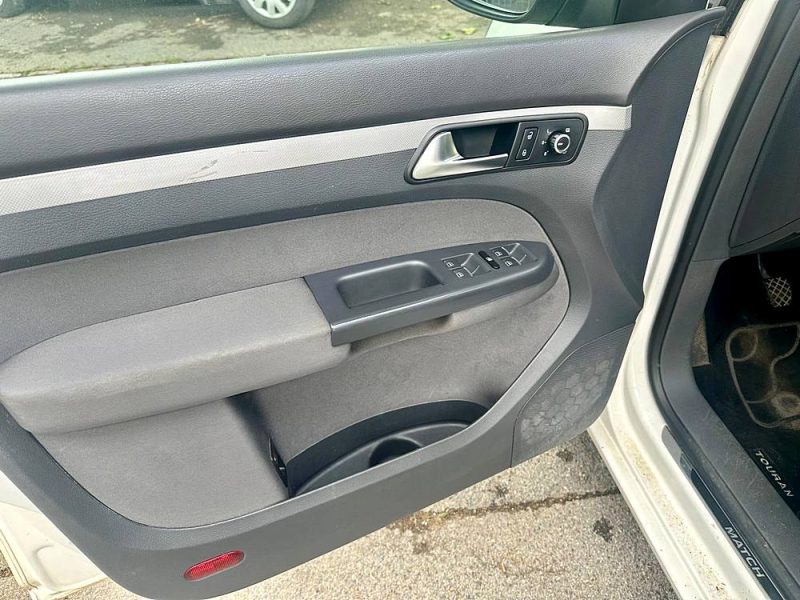 VOLKSWAGEN TOURAN 2012