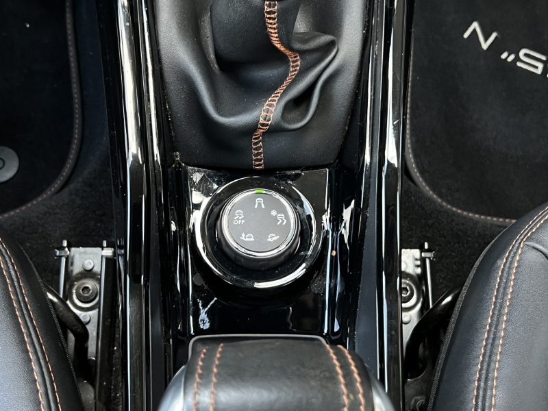 PEUGEOT 2008 CROSSWAY 1.2 110 PREMIERE MAIN 24 400 Kms CRIT AIR 1 ECRAN GPS TACTILE - GARANTIE 1 AN