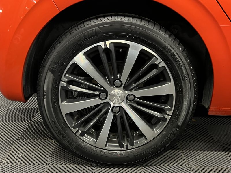 PEUGEOT 208 PHASE 2 1.2 82 Cv APPLE CARPLAY & ANDROID TOIT PANO CAMERA / 23 800 Kms - GARANTIE 1 AN