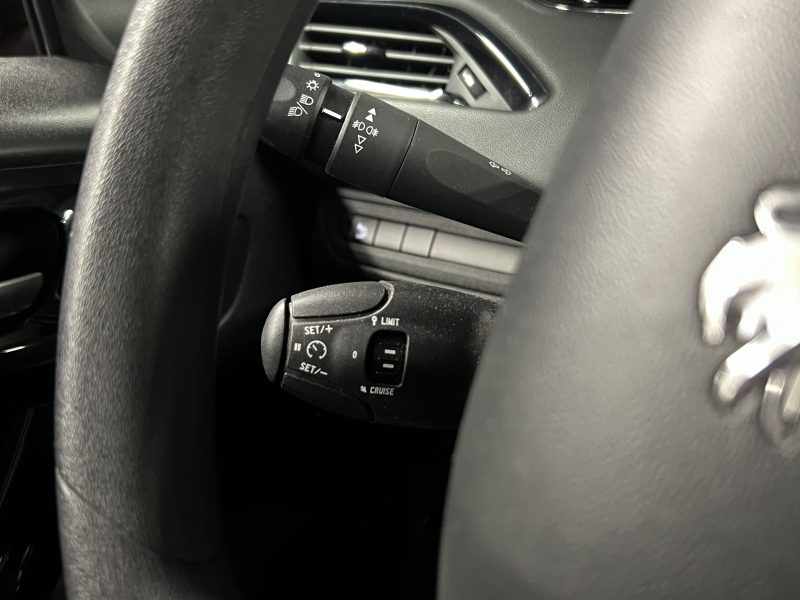 PEUGEOT 208 PHASE 2 1.2 82 Cv APPLE CARPLAY & ANDROID TOIT PANO CAMERA / 23 800 Kms - GARANTIE 1 AN