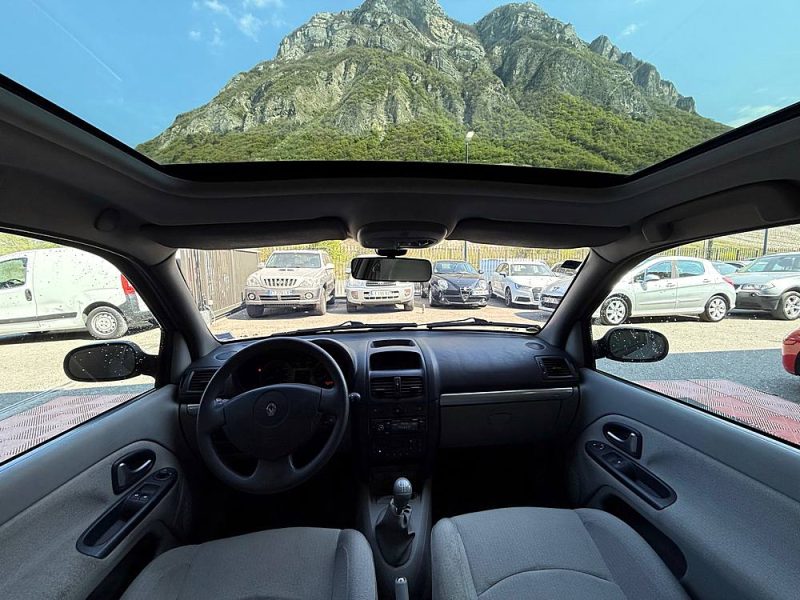 RENAULT CLIO 1.4 i 100 cv Authentique Luxe toit Ouvrant Distribution Neuve 