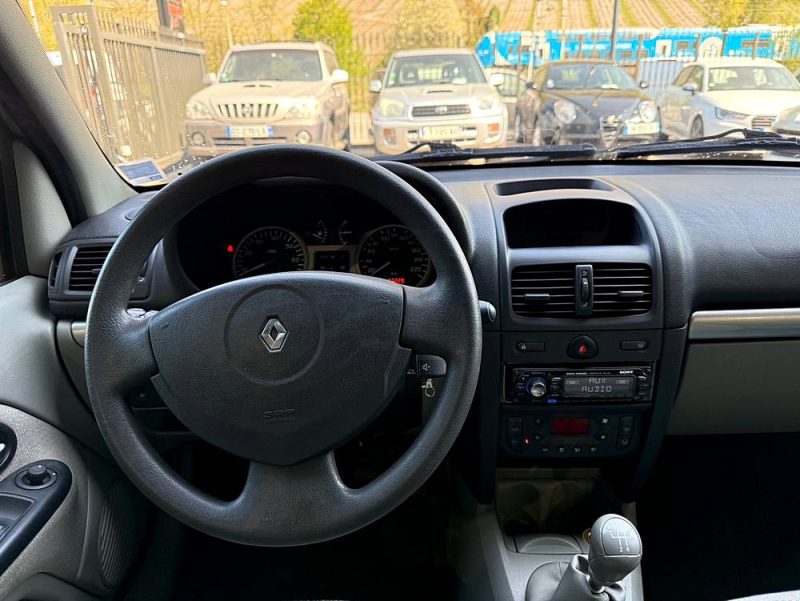 RENAULT CLIO 1.4 i 100 cv Authentique Luxe toit Ouvrant Distribution Neuve 