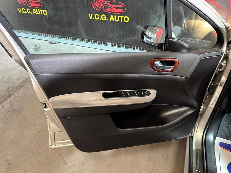 PEUGEOT 307 2.0i 140 Executive Pack 