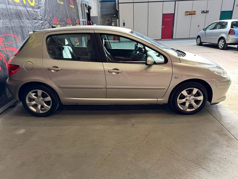 PEUGEOT 307 2.0i 140 Executive Pack 