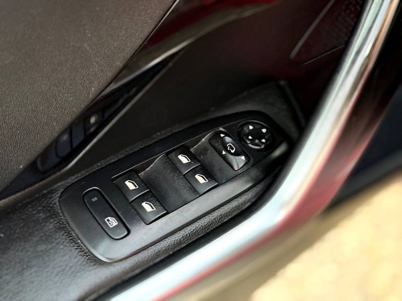 PEUGEOT 208 1.6 VTI 120CH BVM5 FELINE