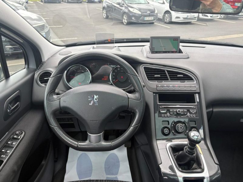 PEUGEOT 5008 2012