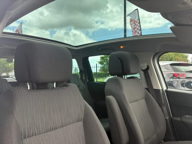 PEUGEOT 5008 2012