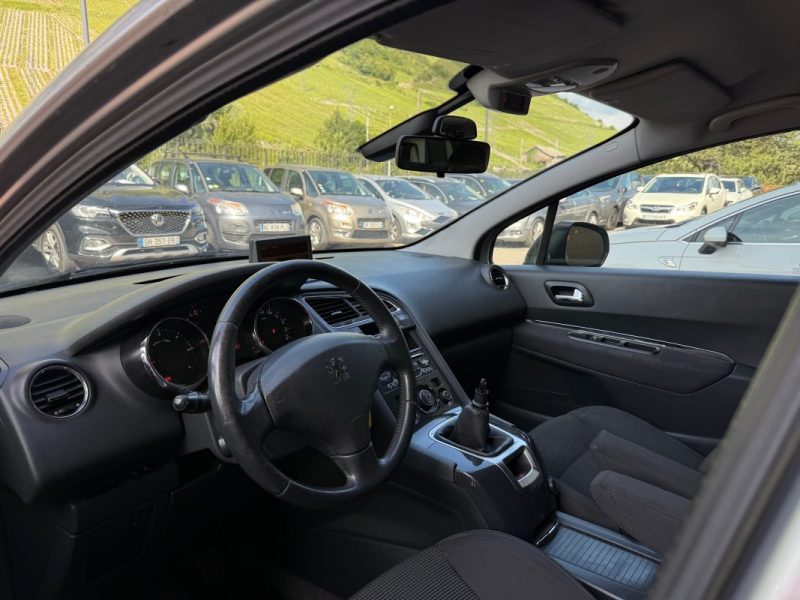 PEUGEOT 5008 2011